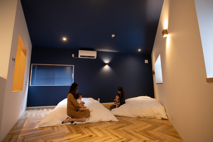 許可を取って開業した一棟貸し宿の寝室でくつろぐ親子(LifeStyleHotel ichi)