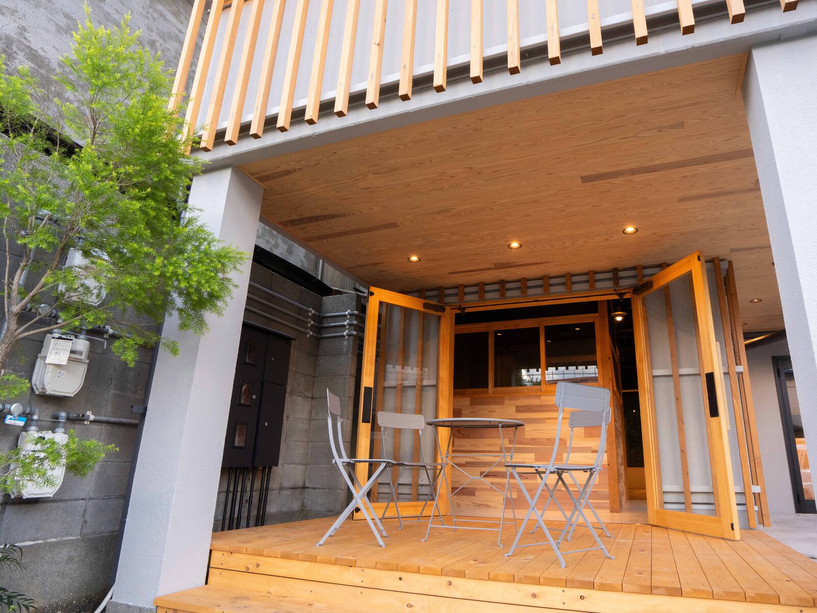 木の建具を開け放ったHotel Re:Plugの入り口まわり