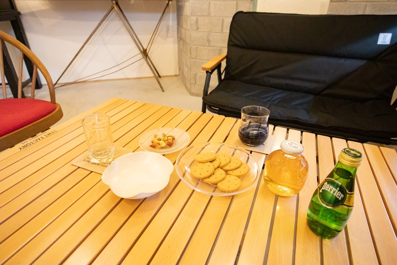 連泊の午後、土間リビングの食卓に置かれた飲み物とお菓子